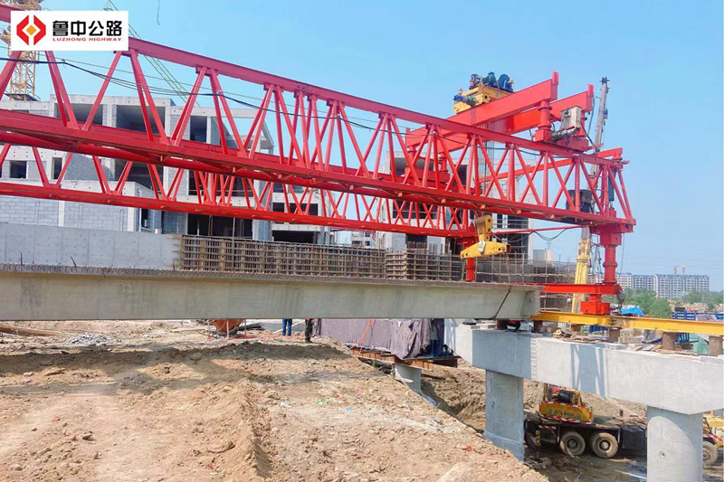 市政工程公司華僑城規(guī)劃路首片箱梁架設成功