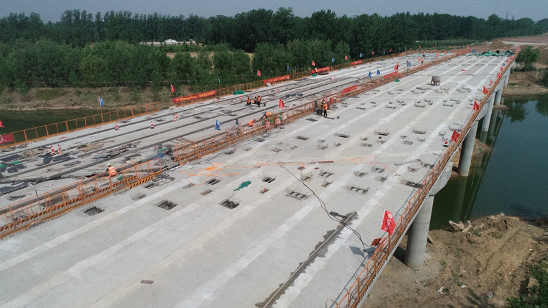 戰(zhàn)高溫、保生產(chǎn)——郯城G205項目全面掀起施工大干熱潮