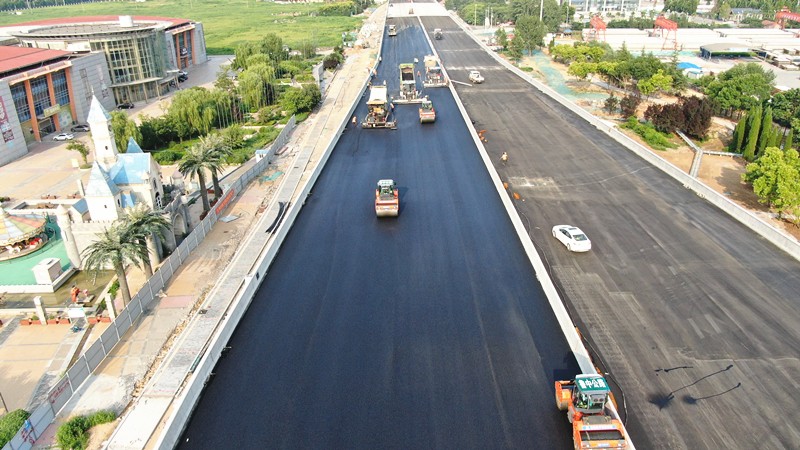 淄博市城市快速路網(wǎng)昌國(guó)路項(xiàng)目橋面瀝青中面層首件試鋪順利完成