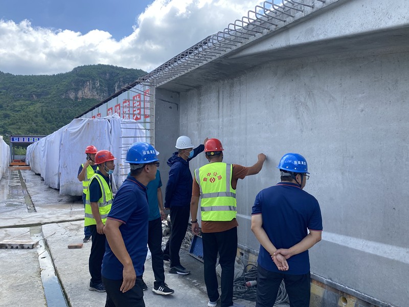 臨臨高速項(xiàng)目辦、總監(jiān)辦領(lǐng)導(dǎo)蒞臨 臨臨高速六標(biāo)現(xiàn)場(chǎng)督促施工 加快工程進(jìn)度