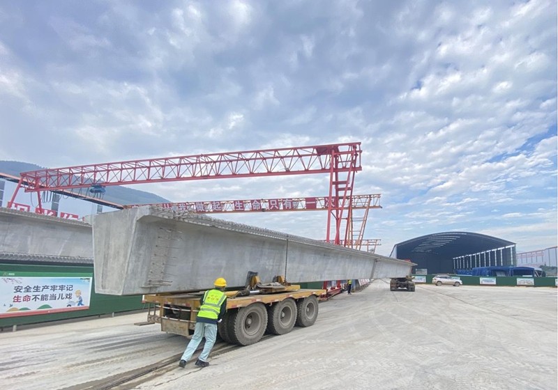 臨臨高速六標吹響2022年“秋季百日大干”沖鋒號——首片30米箱梁順利吊裝