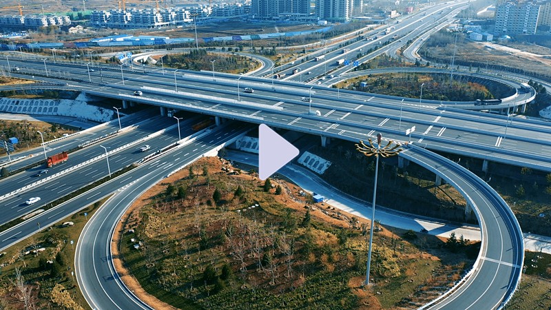 航拍魯泰大道與魯山大道立交橋，仿生學(xué)設(shè)計如對稱的四葉草