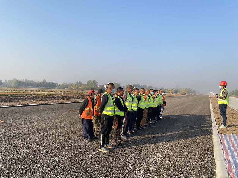 對現(xiàn)場勞務(wù)人員及機(jī)械操作手進(jìn)行三級交底5a-554_副本