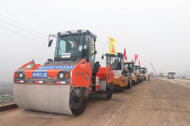 排放整齊的機(jī)械設(shè)備_副本 排放整齊的機(jī)械設(shè)備_副本