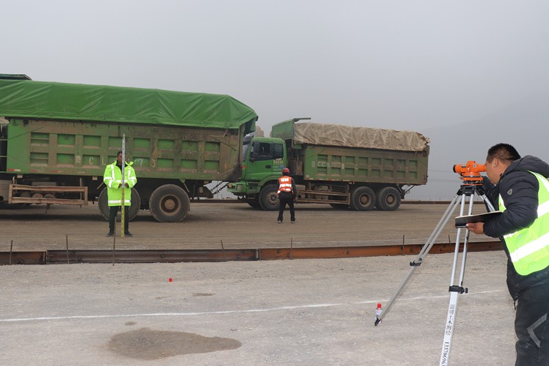 測量人員測量中_副本 測量人員測量中_副本