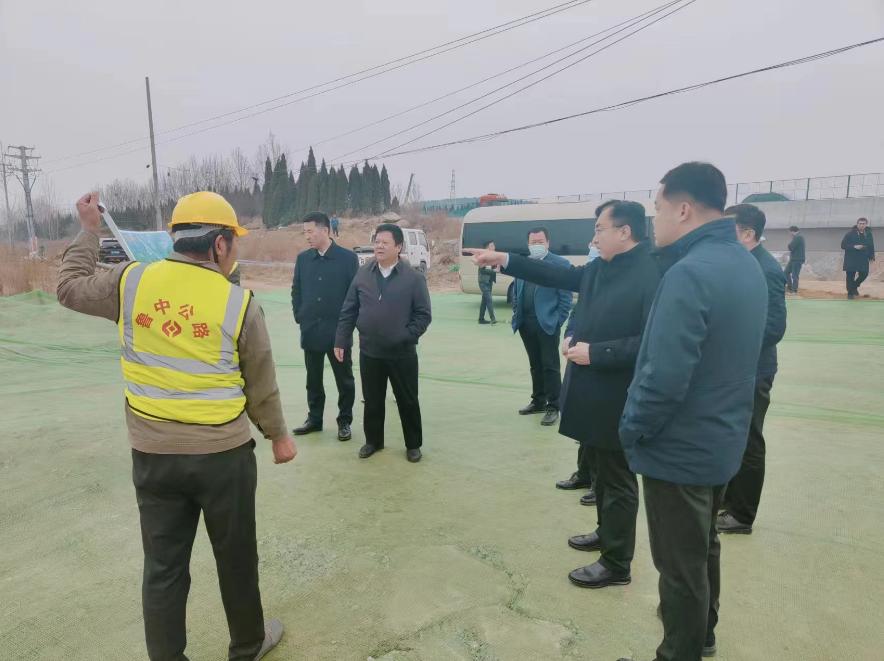 山東建筑大學黨委書記陳國前一行對濟濰高速4標項目進行調(diào)研