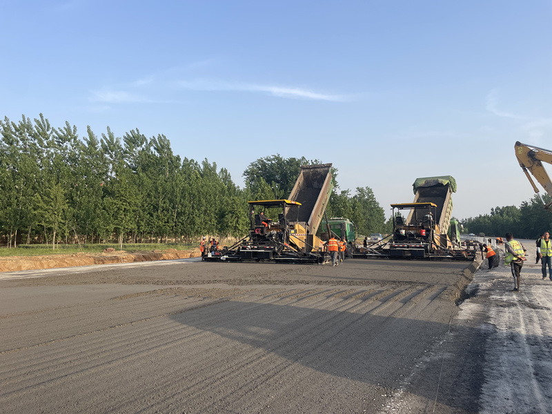 郯城G205項目主線水穩(wěn)攤鋪全部完成