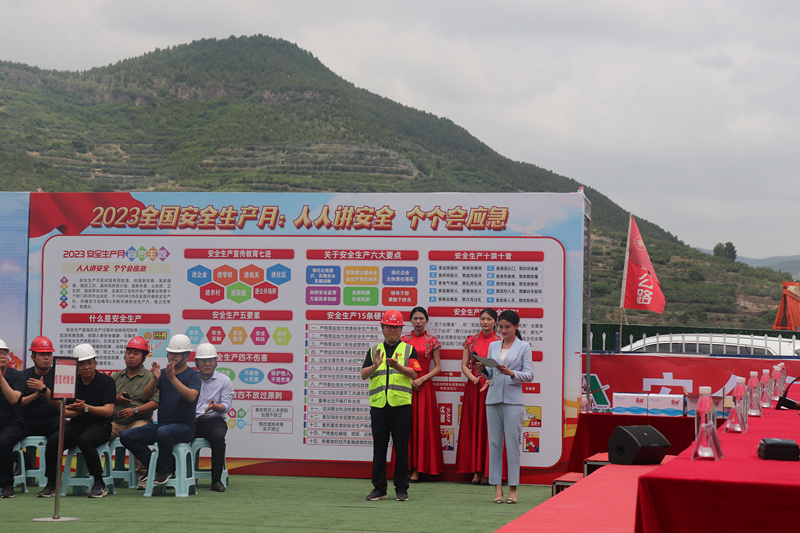 2、項目經(jīng)理翟峰作為總指揮參加演練_副本