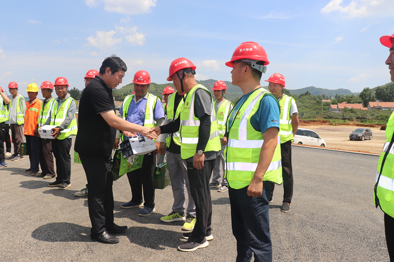 濃情端午，夏送清涼——沂源縣交通運(yùn)輸局長(zhǎng)田立勇一行蒞臨臨臨高速六標(biāo)慰問(wèn)工程一線施工人員