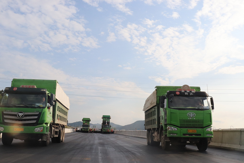 臨臨高速六標(biāo)進(jìn)入SMA-13瀝青混凝土施工階段