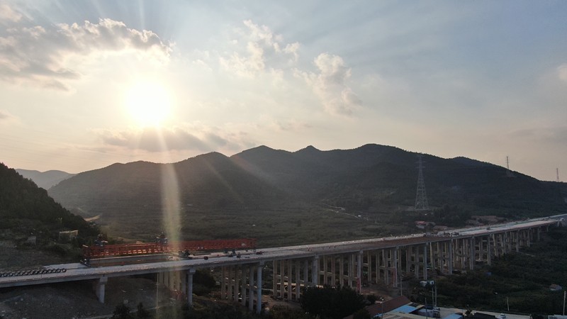 臨臨高速六標中莊大橋小箱梁架設任務順利完成