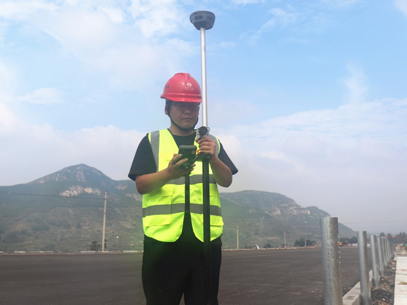 1、測量員侯風濤用GPS進行放樣_副本