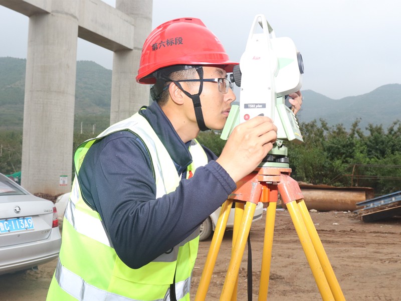 2、測量員孫垂斌正在瓦日鐵路公鐵立交處用全站儀進行坐標放樣_副本