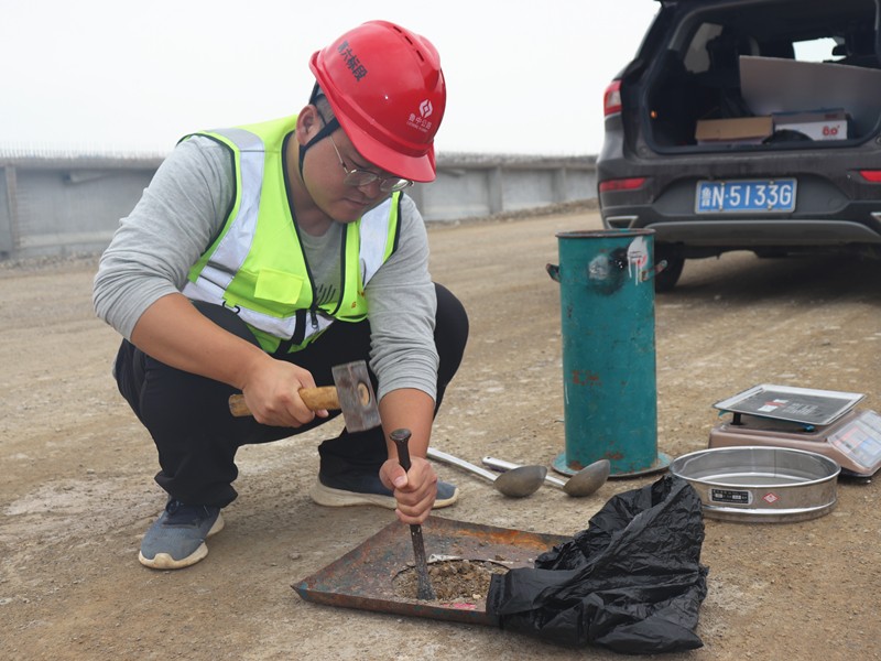 5、路基分部劉曉朋正在對路基做壓實度檢測試驗_副本