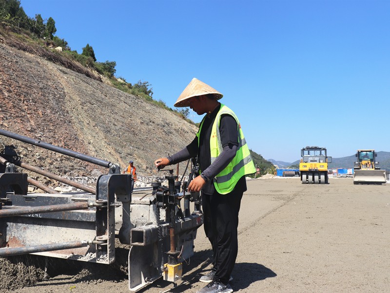 2、基層施工員鄭曰發(fā)根據(jù)現(xiàn)場實際微調(diào)攤鋪機控制攤鋪質量_副本