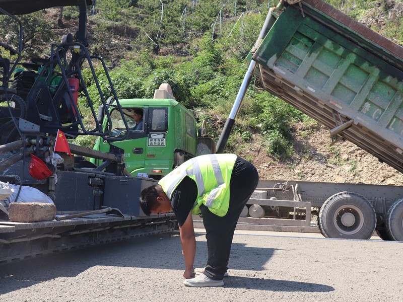 3、基層施工員于景民隨時測量水泥穩(wěn)定碎石層松鋪厚度_副本