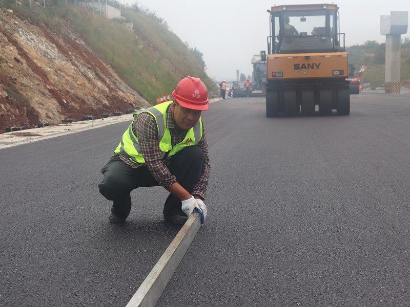 6、油層施工員焦延峰隨時檢查、處理壓實平整度_副本
