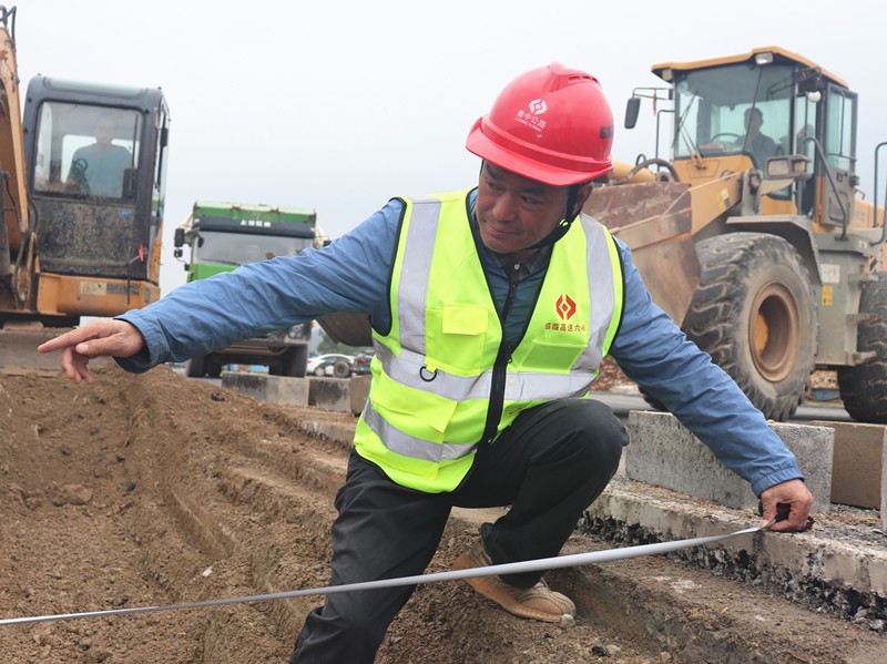 7、路面分部副經(jīng)理馮世棟正在指揮清理中分帶雜物及復核寬度_副本