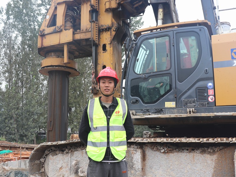 2、施工員郭健超堅守在Y021分離立交橋施工處_副本