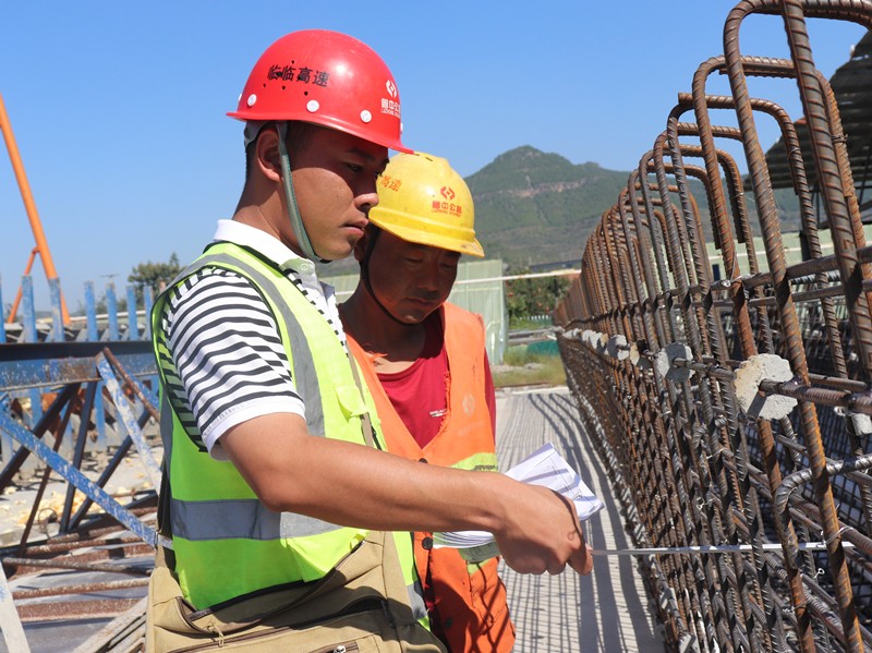 3、技術員孫鳳斌在中莊梁場與工人做技術檢查、交底_副本