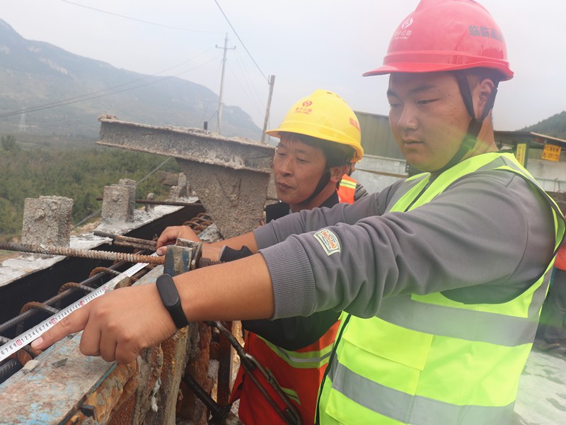 4、施工員程化強在瓦日鐵路公鐵立橋檢測護欄鋼筋間距、模板安裝_副本