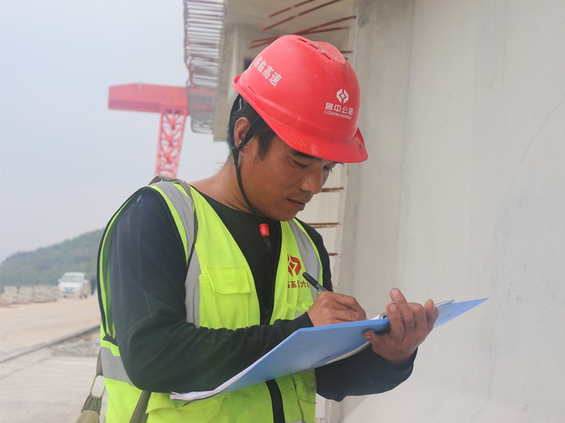 6、施工員徐永文在北安樂梁場檢查成品梁質量_副本