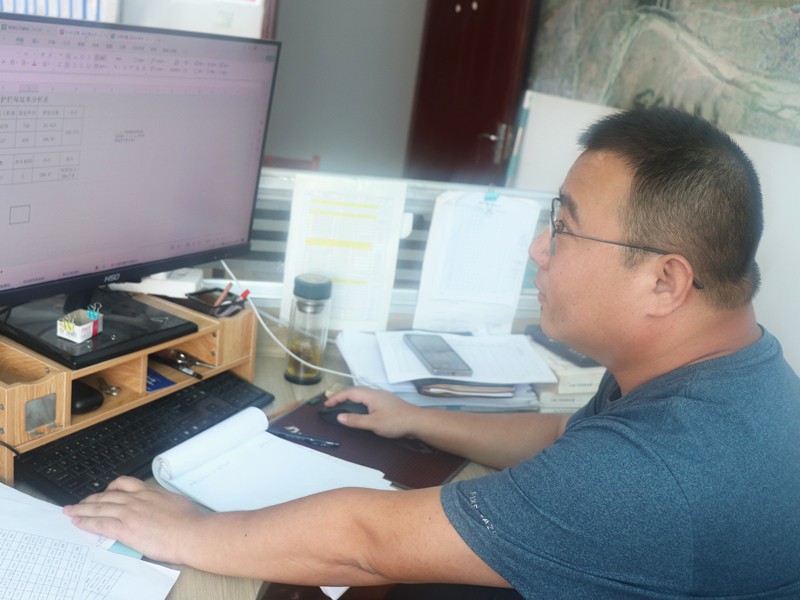 2、成控中心主任劉學軍正在起草分包合同_副本