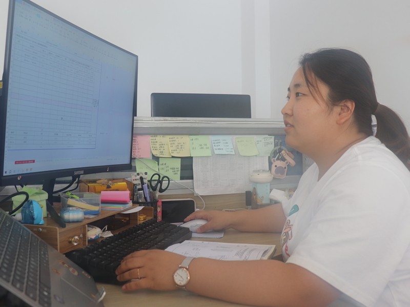 3、計合部襲坤正在做路床處理計算書為19期計量做準備_副本