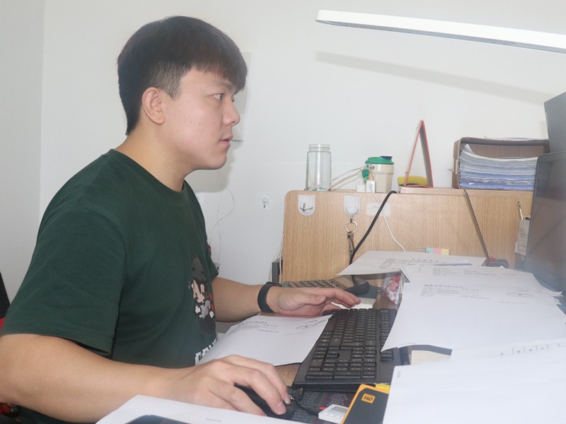 4、財務部劉鎧銘正在為供應商付款_副本