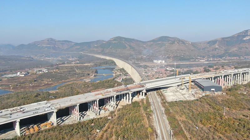 臨臨高速六標瓦日鐵路公鐵立交 特大橋梁板全部架設(shè)完成