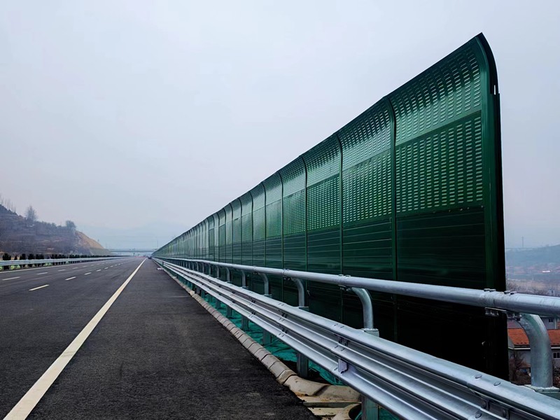 臨臨高速六標交安、綠化和附屬防護工程施工掀起大干熱潮