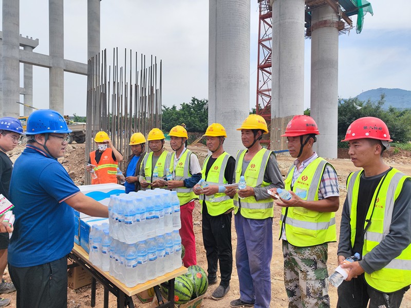 6-4、6月16日臨臨高速六標(biāo)開展“安全生產(chǎn)月”宣傳咨詢?nèi)蒸邞?zhàn)酷暑送清涼活動_副本