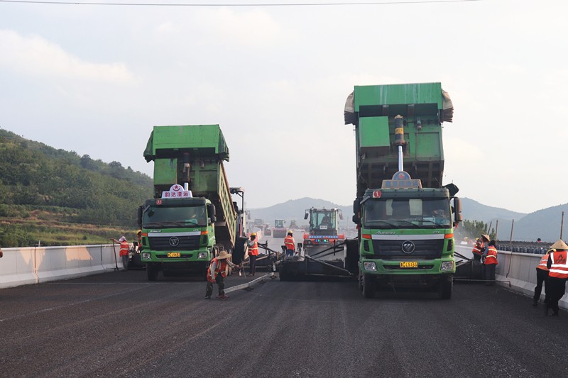 8-4、8月21日臨臨高速六標(biāo)首件瀝青砂結(jié)構(gòu)層在北安樂村大橋順利鋪設(shè)_副本