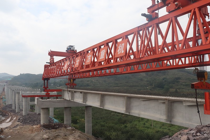 9-3、9月13日臨臨高速六標(biāo)馬莊河大橋首片梁板順利架設(shè)_副本