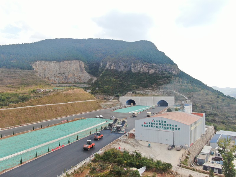 10-2、10月10日臨臨高速六標(biāo)進(jìn)入瀝青上面層施工階段_副本