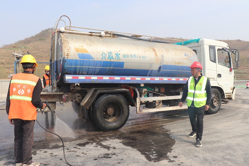 路面防污染專員孟慶濤指導(dǎo)工人對上路車輛輪胎沖洗要求_副本 路面防污染專員孟慶濤指導(dǎo)工人對上路車輛輪胎沖洗要求_副本