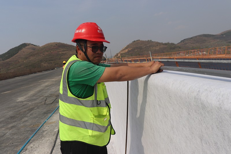 施工員賈真檢查養(yǎng)護(hù)管道_副本 施工員賈真檢查養(yǎng)護(hù)管道_副本