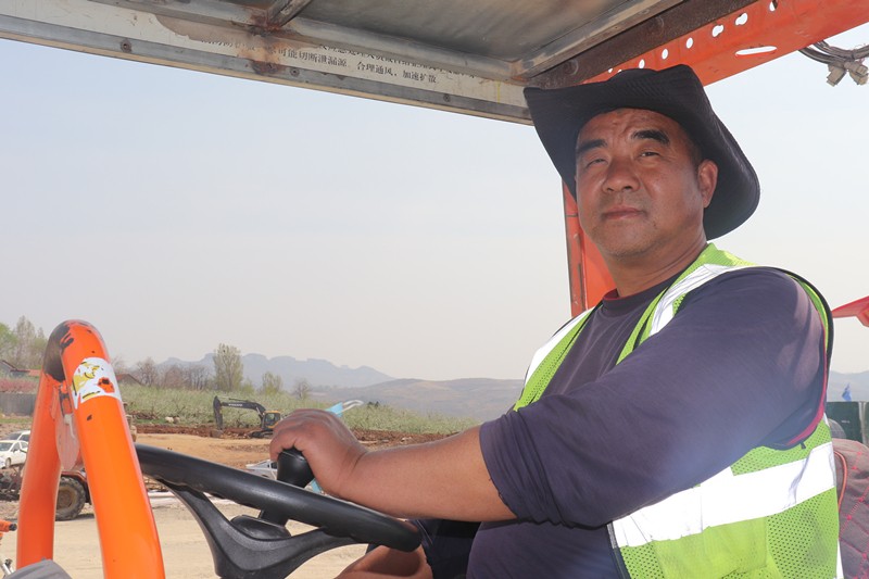 一專多能的施工員趙成勇從事壓路機(jī)工作_副本 一專多能的施工員趙成勇從事壓路機(jī)工作_副本