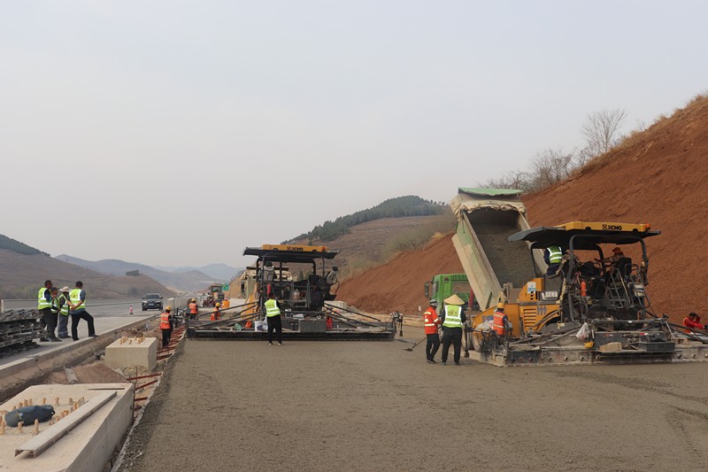 臨臨高速六標（中莊互通至標尾段）主線水穩(wěn)攤鋪完成