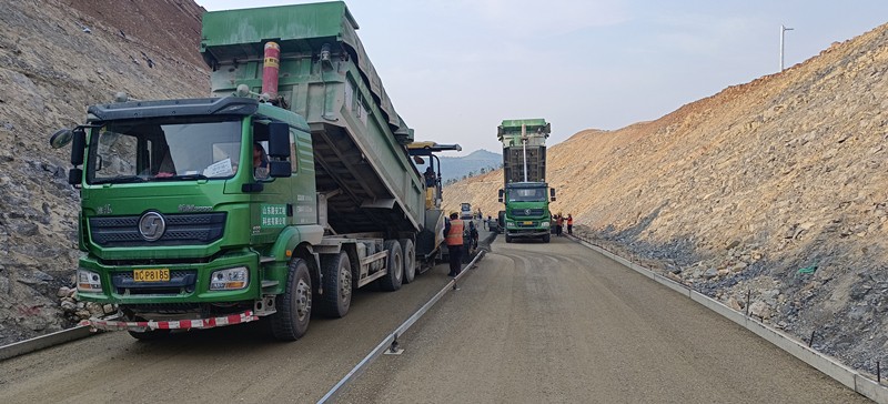 機(jī)械化施工公司再傳捷報(bào)——臨臨六標(biāo)所有水穩(wěn)施工全部完成