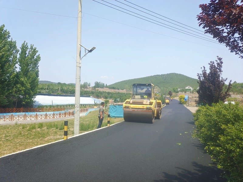 倉(cāng)糧峪通村路瀝青路面施工