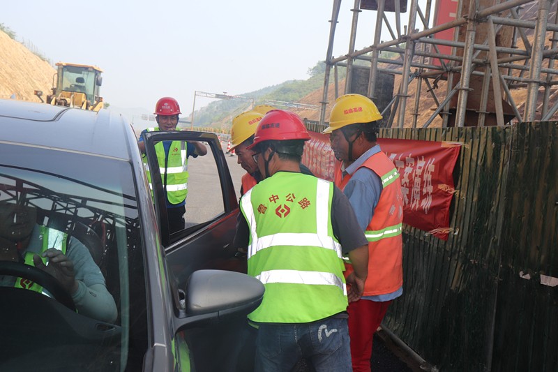 把傷員送到車(chē)上轉(zhuǎn)戰(zhàn)救援_副本 把傷員送到車(chē)上轉(zhuǎn)戰(zhàn)救援_副本