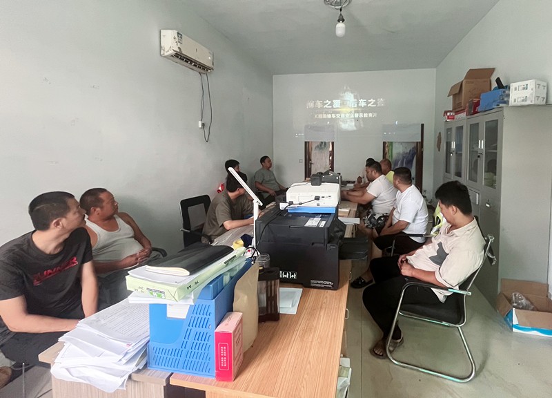 第五區(qū)域項(xiàng)目部開展工程運(yùn)輸車駕駛員安全培訓(xùn)教育活動