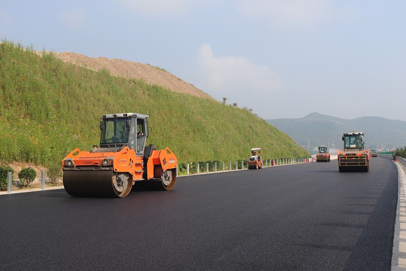 雙鋼輪壓路機韓緒強、陳勇、焦乾坤、閆程記_副本
