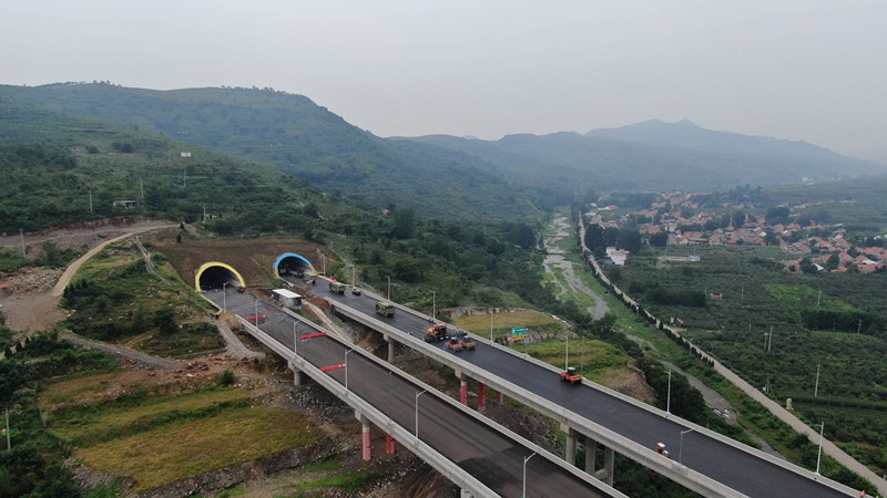 鑄就通途的奮斗畫(huà)卷——記高速公路施工現(xiàn)場(chǎng)