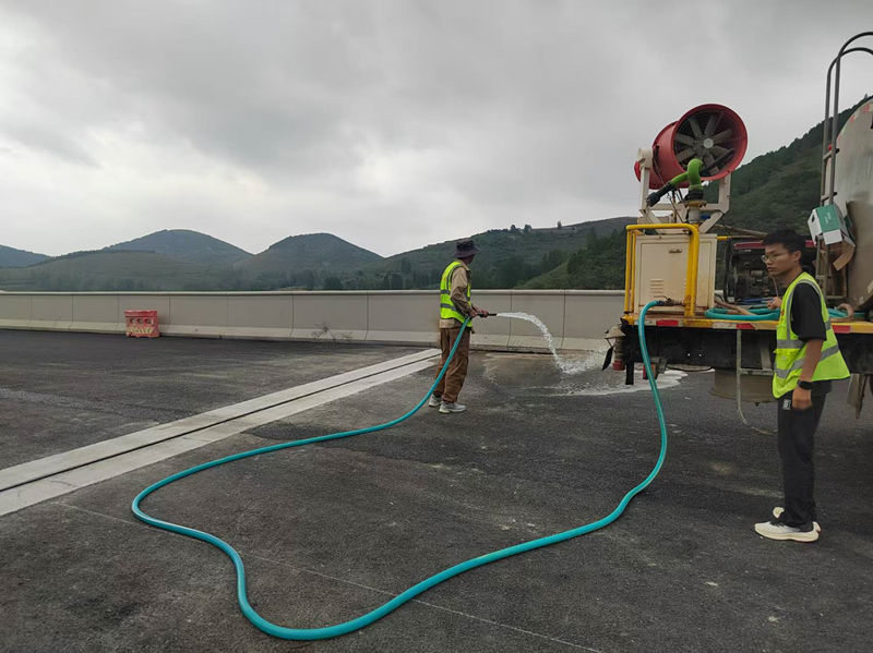 水車清掃路面——孫垂斌（左）、王鵬程（右）_副本