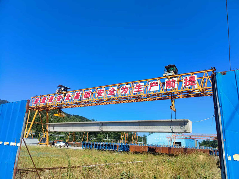 成品梁移梁至存梁區(qū)5oiQ5Z_副本 成品梁移梁至存梁區(qū)5oiQ5Z_副本