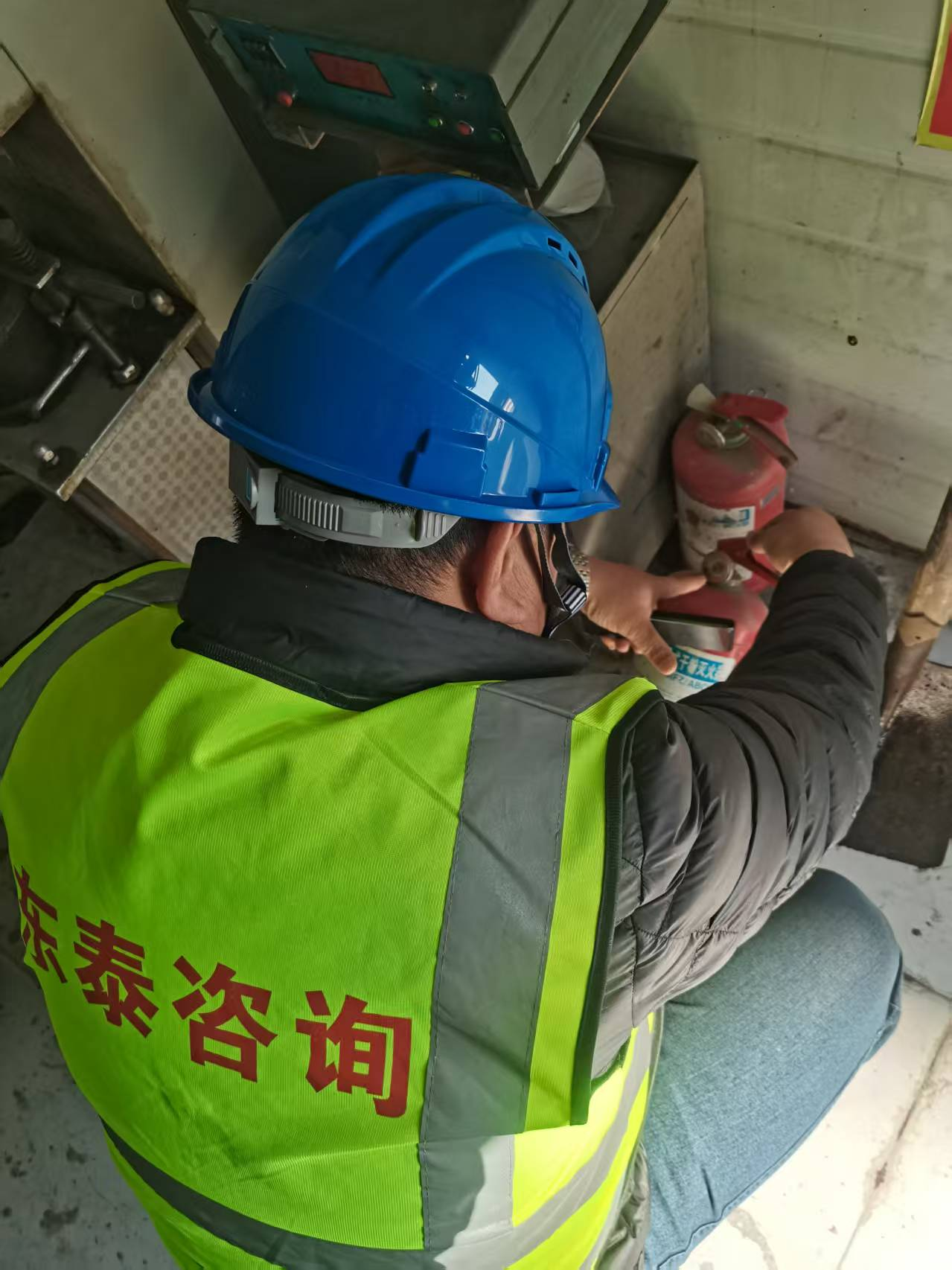 程總監(jiān)辦對S232張魯線博山區(qū)王家莊至沂源草埠段修復養(yǎng)護工拌合站進行開工前安全環(huán)保檢查