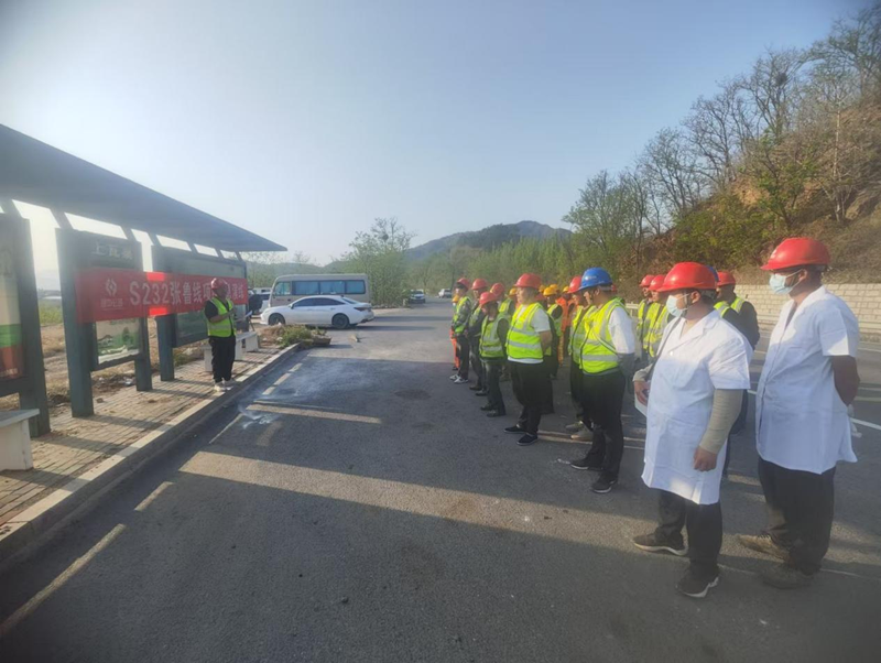 【一提三?！縎232張魯線項(xiàng)目部開展交通事故應(yīng)急演練