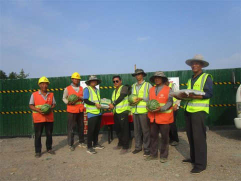 第二工程公司第二項(xiàng)目部組織“講關(guān)懷、送清涼”活動